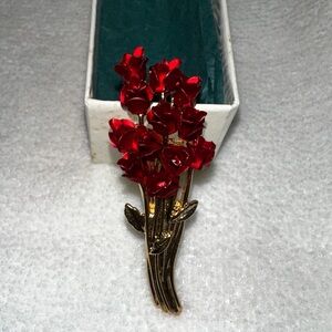 Dozen Red Roses Bouquet Brooch/Pin🌹Vintage Avon from 1997
Think Valentine’s Gift